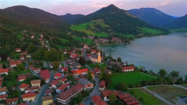 Schliersee, Bayern, Deutschland im Sommer 'deki Luftaufnahme auf St. Sixtus Kirche vom Weinberg. Almanya, Bavyera, Schliersee, Saint Sixtus Kilisesi Schliersee Gölü 'nün kıyısında duruyor..