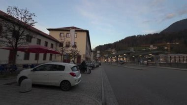 20 Ekim 2024, Almanya, Berchtesgaden. Gün batımında Berchtesgaden Hauptbahnhof tren istasyonundan istasyon binasının görüntüsü. Bahnhofplatz. Hbf. Deutschland 'da demiryolu taşımacılığı.