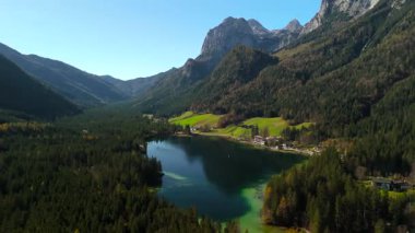 HIntersee bei Ramsau Luftaufnahme im Herbst, Deutschland, Bayern 'de. Ramsauer Ache meyveli Ferchensee oder Forchensee grosser See in der Gemeinde Ramsau im Berchtesgadener Land in Germany, Bavyera.