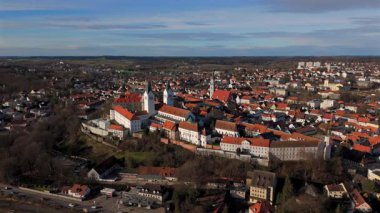 Freisinger Dom Almanya, Bavyera kışın güneşli ve karsız hava manzarası. Dom St. Maria ve St. Korbinian Freising Deutschland 'da, Bayern Luftaufnahme im Winter Bei sonnigem Wetter.
