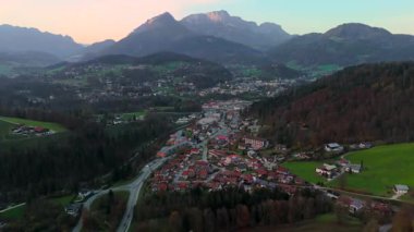 Günbatımında Almanya 'nın Bavyera kentindeki Berchtesgaden dağının hava manzarası. Berchtesgaden ist ein Markt im Landkreis Berchtesgadener Land I aussersten Sudosten Oberbayerns Luftaufnahme.