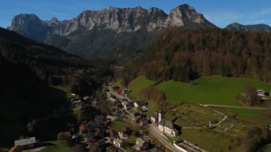 Pfarrkirche St. Sebastian ist eine romisch-katholische Kirche in Ramsau bei Berchtesgaden, Deutschland, Bayern Luftaufnahme. Almanya 'da Alpler' in geçmişine sahip küçük bir kilisenin hava manzarası..