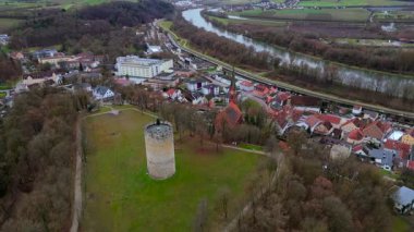Heinrichsturm 'un Bad Abbach, Bavyera, Almanya' daki hava manzarası. Tuna Nehri ve kırsal kesimde manzaralı Bavyera tepeleriyle çevrili bu ortaçağ kulesi nefes kesici manzaralar ve tarihi miras sunuyor..