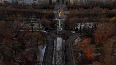 Barış Meleği Friedensengel 'in bakış açısı ve Münih' teki barış anıtı, Almanya 'nın kışın hava manzarası. Maximiliansanlagen 'deki terası ile anıt popüler bir bakış açısıdır. Europaplatz.