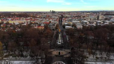 Barış Meleği Friedensengel 'in bakış açısı ve Münih' teki barış anıtı, Almanya 'nın kışın hava manzarası. Maximiliansanlagen 'deki terası ile anıt popüler bir bakış açısıdır. Europaplatz.