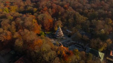 Chinesischer Turm im Englischen Garten Munchen, Alman Luftaufnahme im Herbst. İngiliz Bahçe Münih 'inde Çin Kulesi, sonbaharda Almanya hava manzarası. İngiliz Bahçesi 'nin simgesi.