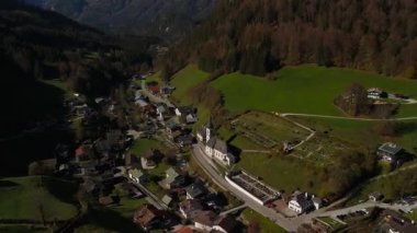 Pfarrkirche St. Sebastian ist eine romisch-katholische Kirche in Ramsau bei Berchtesgaden, Deutschland, Bayern Luftaufnahme. Almanya 'da Alpler' in geçmişine sahip küçük bir kilisenin hava manzarası..