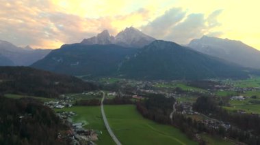 Günbatımında Almanya 'nın Bavyera kentindeki Berchtesgaden dağının hava manzarası. Berchtesgaden ist ein Markt im Landkreis Berchtesgadener Land I aussersten Sudosten Oberbayerns Luftaufnahme.