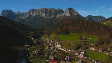 Pfarrkirche St. Sebastian ist eine romisch-katholische Kirche in Ramsau bei Berchtesgaden, Deutschland, Bayern Luftaufnahme. Almanya 'da Alpler' in geçmişine sahip küçük bir kilisenin hava manzarası..