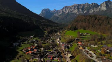 Pfarrkirche St. Sebastian ist eine romisch-katholische Kirche in Ramsau bei Berchtesgaden, Deutschland, Bayern Luftaufnahme. Almanya 'da Alpler' in geçmişine sahip küçük bir kilisenin hava manzarası..