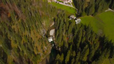 Katholische Bergkapelle Maria Hilf im Valepp, Gemarkung Deutschland, Bayern Luftaufnahme. Valepp, Almanya 'daki Katolik dağ şapeli Maria Hilf, Bavyera Havacılık manzaralı. Valepp Wasserfall