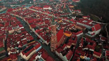 Drone görüşü St. Martins Kilisesi Landshut 'taki en önemli simgeler, Bavyera' daki ortaçağ kilisesi, Almanya hava manzarası. Landshut, Bayern 'deki St. Martin Oder Martinskirche, Alman Luftbildaufnahme