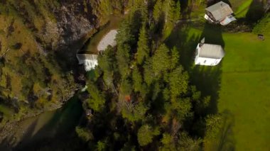 Katholische Bergkapelle Maria Hilf im Valepp, Gemarkung Deutschland, Bayern Luftaufnahme. Valepp, Almanya 'daki Katolik dağ şapeli Maria Hilf, Bavyera Havacılık manzaralı. Valepp Wasserfall