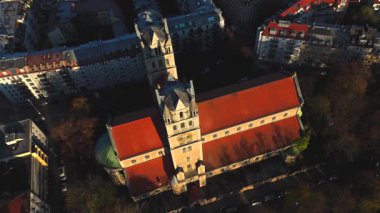 Kath. Pfarramt St. Maximilian Katholische Kirche Münih, Bayern, Deutschland Luftaufnahme 'de. Almanya 'nın Münih şehrinin ve ünlü St. Maximilan Kilisesi' nin sonbahar havası manzarası harika..