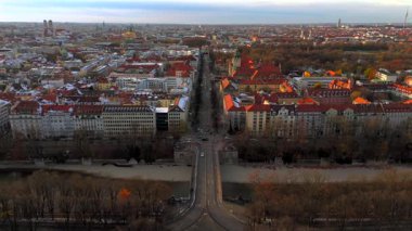 Barış Meleği Friedensengel 'in bakış açısı ve Münih' teki barış anıtı, Almanya 'nın kışın hava manzarası. Maximiliansanlagen 'deki terası ile anıt popüler bir bakış açısıdır. Europaplatz.