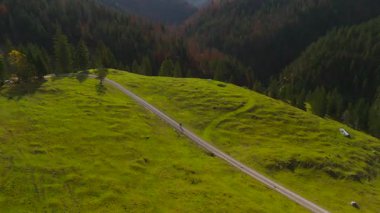 Almanya, Bavyera 'daki Valepp Vadisi' nde çakıllı bisiklet yolculuğundaki bisikletçinin hava görüntüsü. Mangfall Dağları ve Schliersee Alpleri 'nden geçen sonbahar manzarası saf macera ve özgürlük sunuyor..