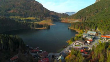 Güneşli bir sonbahar gününde Bavyera Alpleri 'ndeki Spitzingsee Gölü' nün havadan görünüşü açık mavi suyun canlı sonbahar renklerini yansıttığını gösteriyor. Luftaufnahme vom Spitzingsee in den Schlierseer Bergen Bayerischen Alpen.
