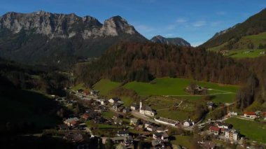 Pfarrkirche St. Sebastian ist eine romisch-katholische Kirche in Ramsau bei Berchtesgaden, Deutschland, Bayern Luftaufnahme. Almanya 'da Alpler' in geçmişine sahip küçük bir kilisenin hava manzarası..