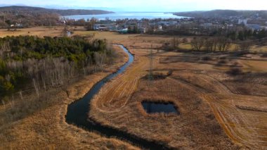 Starnberg ve Leutstetten, Bavyera arasındaki Yukarı Wurm Nehri 'nin havadan görüntüsü. Temiz su, sulak alanlar, yeşil çayırlar ve ormanlar. Sadece Starnberg Gölü 'nün akışı, ilkbaharda doğa rezervi boyunca akar.