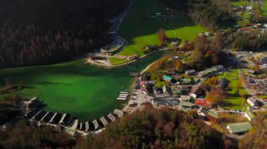 Deutschland, Bayern 'deki Luftaufnahme Schonau am Konigssee schifffahrt. Almanya, Bavyera 'daki elektrikli turist tekneleri ve rıhtımının güzel Schoenau am Koenigssee Gölü manzarası. Gezinti gemisi. 