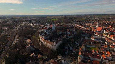 Freisinger Dom Almanya, Bavyera kışın güneşli ve karsız hava manzarası. Dom St. Maria ve St. Korbinian Freising Deutschland 'da, Bayern Luftaufnahme im Winter Bei sonnigem Wetter. 