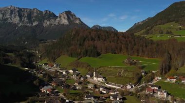 Pfarrkirche St. Sebastian ist eine romisch-katholische Kirche in Ramsau bei Berchtesgaden, Deutschland, Bayern Luftaufnahme. Almanya 'da Alpler' in geçmişine sahip küçük bir kilisenin hava manzarası.. 