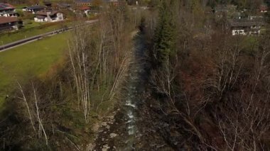 Almanya 'nın Bavyera kentindeki Koenigssee Nehri' nin Berchtesgadener Alpleri 'nden akan havadan görüntüsü. Kristal berrak su, yemyeşil ormanlar ve çarpıcı alp manzarası huzur ve nefes kesici manzaralar yaratır.