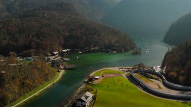 Deutschland, Bayern 'deki Luftaufnahme Schonau am Konigssee schifffahrt. Almanya, Bavyera 'daki elektrikli turist tekneleri ve rıhtımının güzel Schoenau am Koenigssee Gölü manzarası. Gezinti gemisi. 