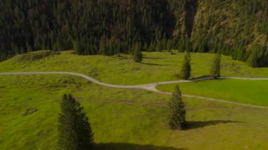 Katholische Bergkapelle Maria Hilf im Valepp, Gemarkung Deutschland, Bayern Luftaufnahme. Valepp, Almanya 'daki Katolik dağ şapeli Maria Hilf, Bavyera Havacılık manzaralı. Valepp Wasserfall