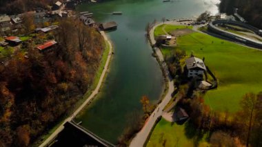 Deutschland, Bayern 'deki Luftaufnahme Schonau am Konigssee schifffahrt. Almanya, Bavyera 'daki elektrikli turist tekneleri ve rıhtımının güzel Schoenau am Koenigssee Gölü manzarası. Gezinti gemisi. 