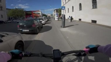 29 Nisan 2025. Münih, Almanya. Muenchen, Deutschland 'da Sonnig Tag. Blick vom Fahrradlenker auf Fahrradweg, Innenstadt 'ta. Viele Radfahrer, Nachhaltige Mobilitaet ve umweltfreundlicher Stadtverkehr