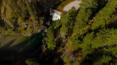 Katholische Bergkapelle Maria Hilf im Valepp, Gemarkung Deutschland, Bayern Luftaufnahme. Valepp, Almanya 'daki Katolik dağ şapeli Maria Hilf, Bavyera Havacılık manzaralı. Valepp Wasserfall