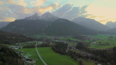 Günbatımında Almanya 'nın Bavyera kentindeki Berchtesgaden dağının hava manzarası. Berchtesgaden ist ein Markt im Landkreis Berchtesgadener Land I aussersten Sudosten Oberbayerns Luftaufnahme. 