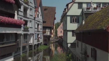 21 Temmuz 2024. Ulm, Almanya. Yazın güneşli havalarda Bavyera 'daki eski Avrupa kenti Ulm' un sokakları. Ulm 'un tarihi şehir merkezinde yürüyen insanlar. Eski şehir ve turistler gezip tozuyor