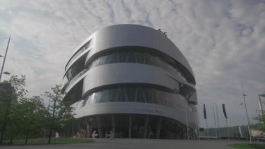 21 Temmuz 2024. Stuttgard, Almanya. Mercedes-Benz Müzesi Aussenansicht Stuttgart, Baden-Wurttemberg, Deutschland. Yazın Mercedes-Benz Müzesi dış görünüşü. Mercedes-Benz Welt.