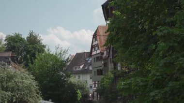 Ulm, Almanya. Yazın güneşli havalarda Bavyera 'daki eski Avrupa kenti Ulm' un sokakları. Ulm 'un tarihi şehir merkezinde yürüyen insanlar. Eski şehir ve turistler gezip tozuyor.