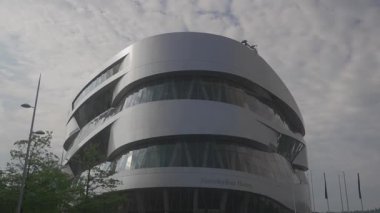 21 Temmuz 2024. Stuttgard, Almanya. Mercedes-Benz Müzesi Aussenansicht Stuttgart, Baden-Wurttemberg, Deutschland. Yazın Mercedes-Benz Müzesi dış görünüşü. Mercedes-Benz Welt.