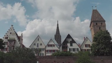 21 Temmuz 2024. Ulm, Almanya. Yazın güneşli havalarda Bavyera 'daki eski Avrupa kenti Ulm' un sokakları. Ulm 'un tarihi şehir merkezinde yürüyen insanlar. Eski şehir ve turistler gezip tozuyor