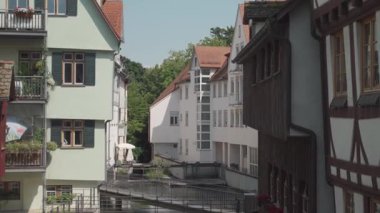 Ulm, Almanya. Yazın güneşli havalarda Bavyera 'daki eski Avrupa kenti Ulm' un sokakları. Ulm 'un tarihi şehir merkezinde yürüyen insanlar. Eski şehir ve turistler gezip tozuyor.