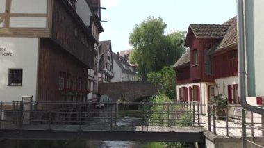 21 Temmuz 2024. Ulm, Almanya. Yazın güneşli havalarda Bavyera 'daki eski Avrupa kenti Ulm' un sokakları. Ulm 'un tarihi şehir merkezinde yürüyen insanlar. Eski şehir ve turistler gezip tozuyor