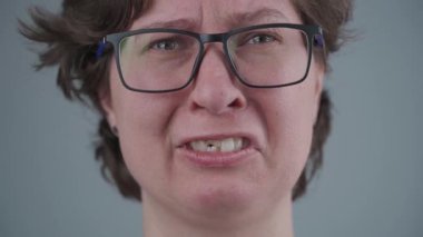 Kadınlara karşı aile içi şiddet. Travma geçiren bir kadın, kocası tarafından yaralanmış, ön dişlerinde hasar, sürekli aile içi çatışmalar, darbeler ve yaralar. Cinsiyet sorunu. Bir dişini kırmış bir ağız..