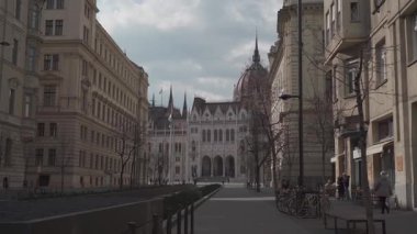 8 Mart 2022. Budapeşte, Macaristan. Orszaghaz. Macar Parlamento Binası. Ülkenin Evi ya da Ulusun Evi. Macaristan Ulusal Meclisi. Macaristan 'ın önemli bir simgesi. Turizm beldesi