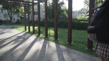 Ekose gömlekli, güneş gözlüklü, güneşli bir parkta, yaz havasında elektrikli scooter süren beyaz bir adam. Konu ekolojisi, çevre koruma, araba egzoz gazlarından kaynaklanan hava kirliliği. Eko taşımacılığı.