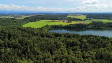 Steinsee bei Munchen Luftaufnahme. Steinsee, Bayern Luftbildansicht 'te. Almanya, Bavyera, Münih yakınlarındaki Stein Gölü hava manzarası. Almanya 'nın en sıcak göllerinden biri. Steinsee orman bölgesinde yer almaktadır..