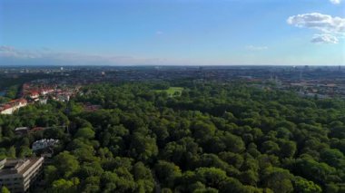 Almanya, Münih ve Monopteros 'taki İngiliz Bahçesi' nin havadan görünüşü. İngiliz Bahçesi 'nde gözcü noktası ve yuvarlak tapınak. Yazın Chinesischen Turm Top View. Luftaufnahme des Englischen Bahçeleri.