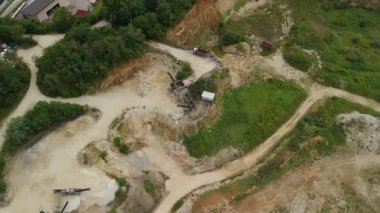 Almanya 'da terk edilmiş bir maden ocağının Landkreis Dillingen' deki hava manzarası. Pit mayınlarının insansız hava aracı görüntüsü. Steinbruch Luftaufnahme Deutschland 'da, Bayern de der Stadt Haunsheim' de. Madencilik ekipmanları.