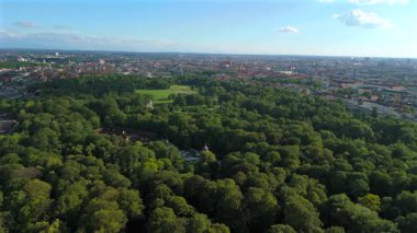 Chinesischer Turm im Englischen Garten Luftaufnahme bei sonnigem Sommerwetter in Munchen, Deutschland. İngiliz Bahçesi 'nde Çin Kulesi Yazın Münih, Almanya' da güneşli hava.