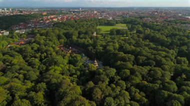 Chinesischer Turm im Englischen Garten Luftaufnahme bei sonnigem Sommerwetter in Munchen, Deutschland. İngiliz Bahçesi 'nde Çin Kulesi Yazın Münih, Almanya' da güneşli hava.