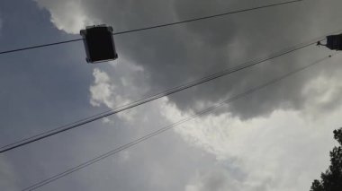 Oberstdorf 'taki Fellhornbahn, kış aylarında büyüleyici panoramik manzaraları, kayak ve snowboard ve yaz aylarında yürüyüş ve bisiklet parkurları ile Allgau Alplerine yıl boyunca erişim imkanı sunuyor. Almanya 'da çevre turizmi.