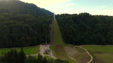 Stillachtal bei Oberstdorf Luftaufnahme 'yi es geç. Almanya 'nın Bavyera eyaletinde yer alan Obersdorf' tan kayak manzaralı bir yer. Heini Klopfer Skiflugschanze Blick Schanzentisch Bayern, Almanya